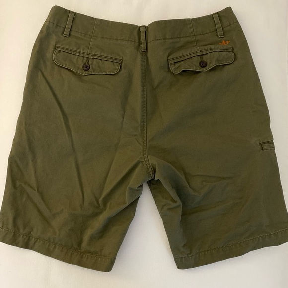 DOCKERS - SIZE 32 - AVOCADO GREEN SHORTS - Picture 2 of 4